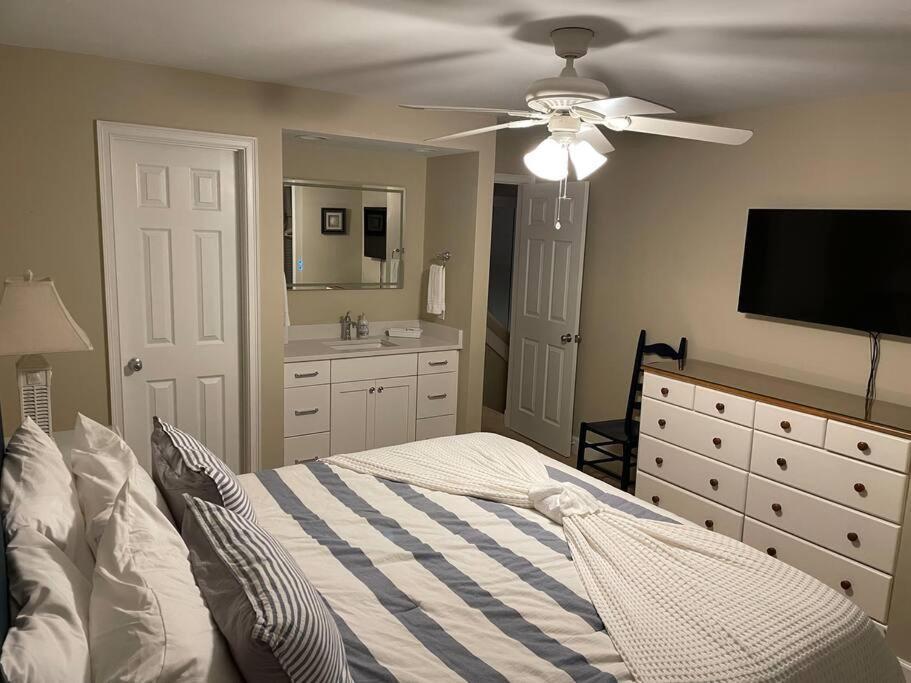 In The Heart Of Harbour Town 2Br 2Ba Pool Access Close To Beach Hilton Head Island Exterior photo