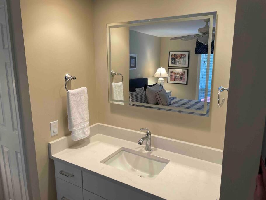 In The Heart Of Harbour Town 2Br 2Ba Pool Access Close To Beach Hilton Head Island Exterior photo